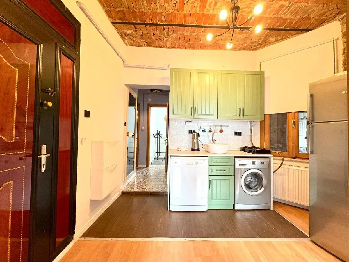 High Ceiling Central Cozy Apartment With 3 Bedroom Beyoglu Isztambul 0*,  Törökország