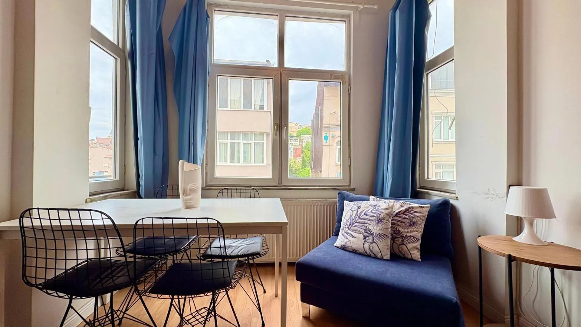 High Ceiling Central Cozy Apartment With 3 Bedroom Beyoglu Istanbul Turkey